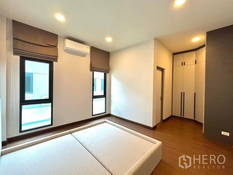 บ้าน ให้เช่า - ห้องนอนรอง ฐานเตียง ตู้มุม และหน้าต่างสองด้าน