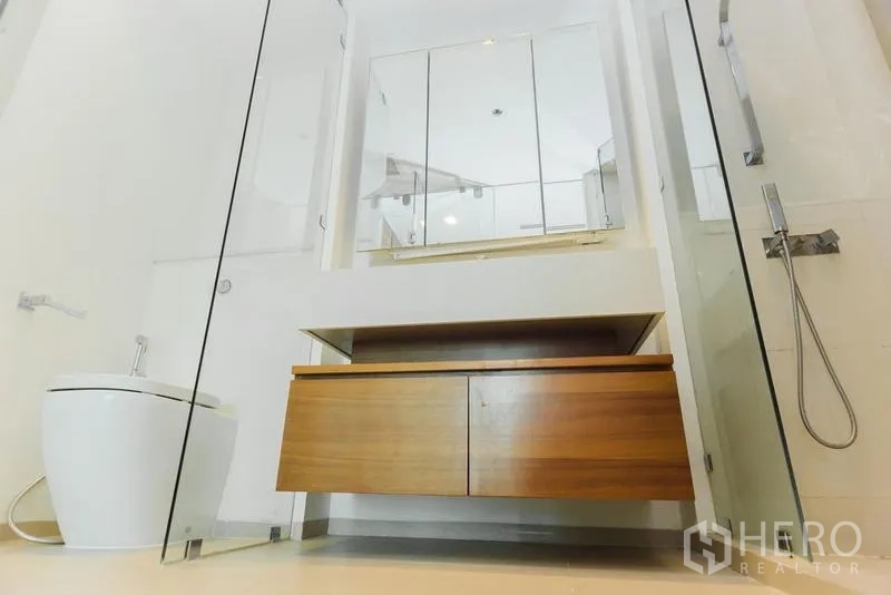 คอนโด ขายในKhlong San, Bangkok - ห้องน้ำร่วมสมัยพร้อมเคาน์เตอร์ลอยไม้และห้องอาบน้ำกระจก