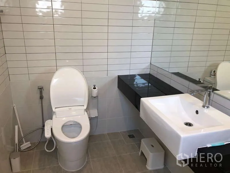บ้าน ขายในBang Sao Thong, Samut Prakan - ห้องน้ำสะอาด มีอ่างล้างหน้าลอยตัว กระจกบานใหญ่ และโถสุขภัณฑ์พร้อมสายชำระ