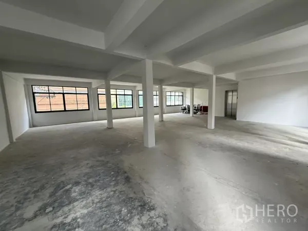 办公空间 出租在Bang Rak, Bangkok - 空置办公区，成排窗户与电梯入口，采光充足。