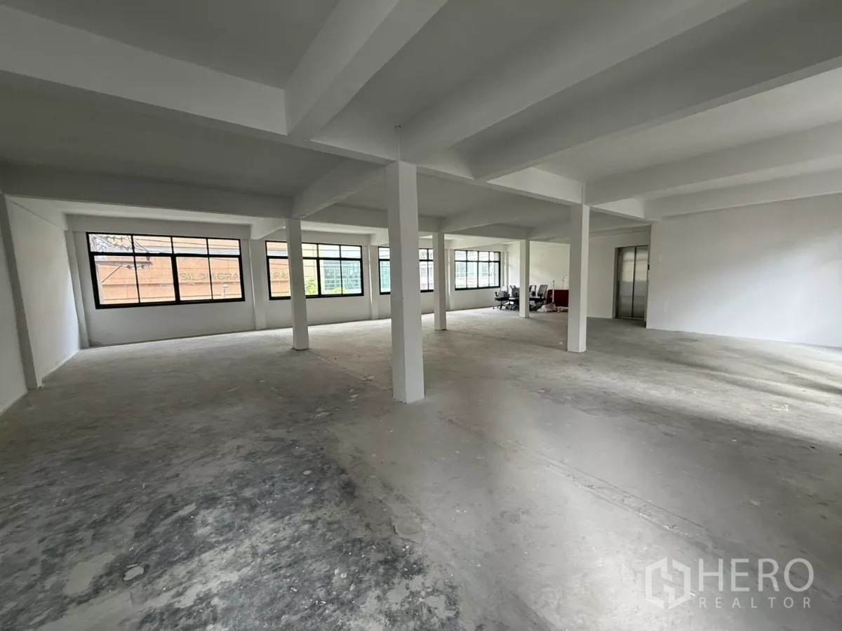 办公空间 出租在Bang Rak, Bangkok - 空置办公区，成排窗户与电梯入口，采光充足。