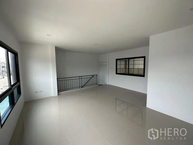 工厂 出租或出售在Bang Yai, Nonthaburi - 二层办公室，亮面地砖，大窗与栏杆。