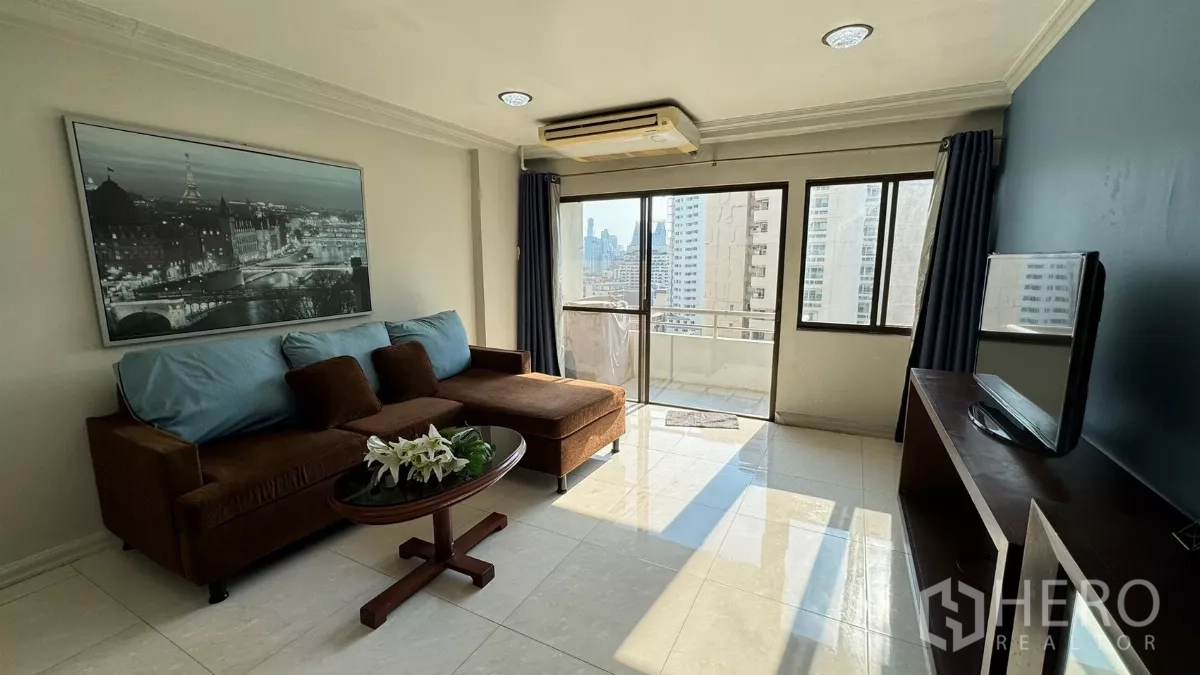 คอนโด ให้เช่าในKhlong Toei, Bangkok - ห้องนั่งเล่นรับแสง โซฟาเซกชันนัลข้างประตูกระจกสไลด์