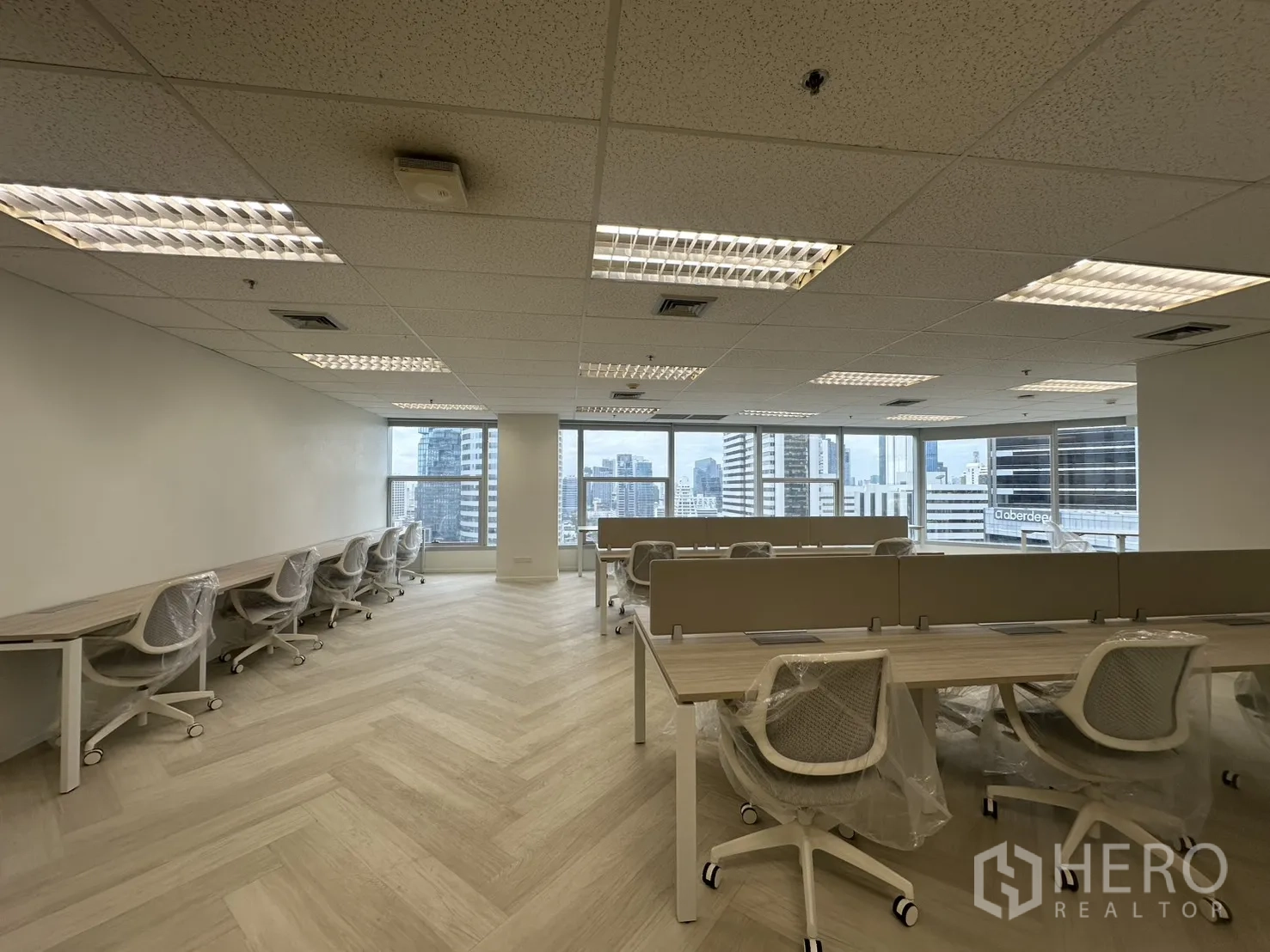 ออฟฟิศ for rent in Sathon, Bangkok - พื้นที่ทำงานแบบแถวต่อเนื่อง มองเห็นวิวเมืองผ่านกระจกบานกว้าง