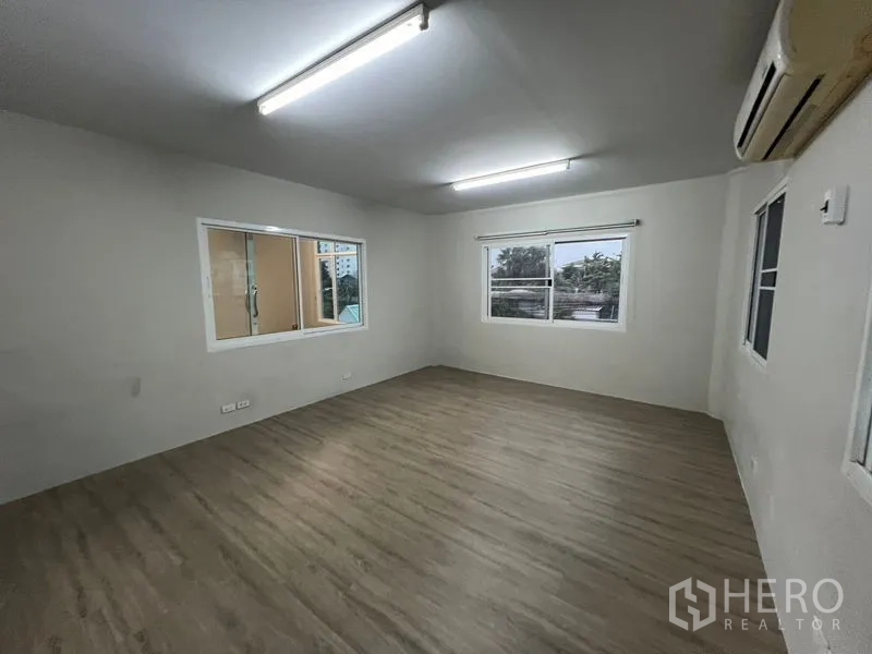 คลังสินค้า ให้เช่าในPrawet, Bangkok - โถงชั้นบนพร้อมบันได ผนังกระจก และพื้นไวนิล เหมาะทำงาน