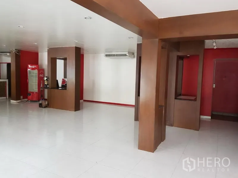 พื้นที่ขายปลีก ให้เช่าในWatthana, Bangkok - โชว์รูมยืดหยุ่นมีเสาไม้และช่องตกแต่งพร้อมเครื่องปรับอากาศ