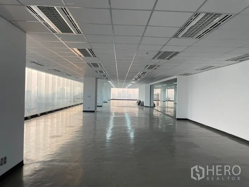 办公空间 出租在Din Daeng, Bangkok - 狭长开放办公区，地插、天花出风口与临街玻璃。