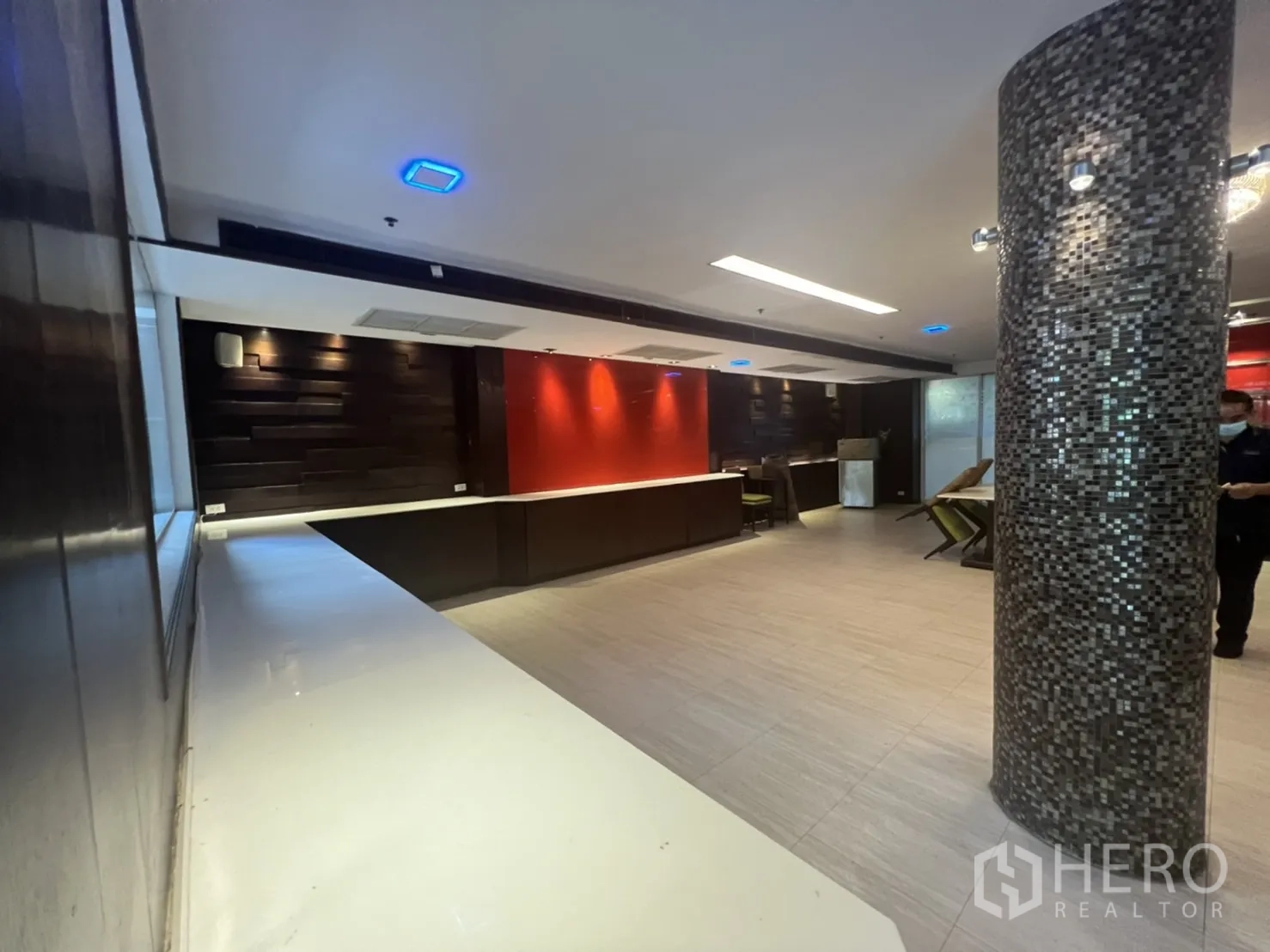 พื้นที่ขายปลีก ให้เช่าในKhlong Toei, Bangkok - เคาน์เตอร์บาร์เปิดโล่ง ผนังแต่งสีแดง ไม้โทนเข้ม และเสาโมเสก