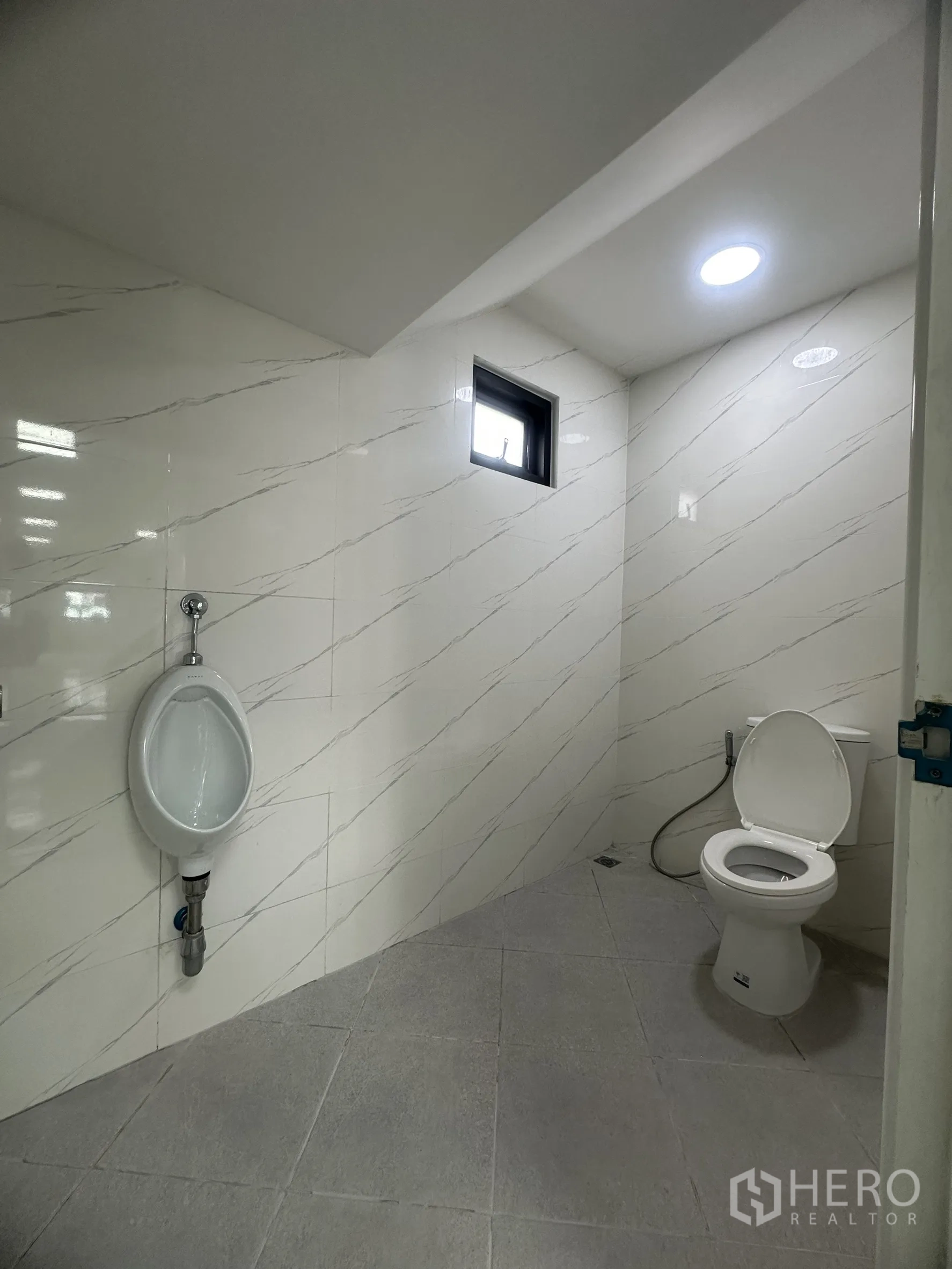 คลังสินค้า ขายในKhlong Luang, Pathum Thani - ห้องน้ำชั้นล่าง ปูกระเบื้อง พร้อมโถสุขภัณฑ์ โถปัสสาวะ และช่องแสง