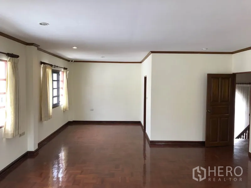 独立式住宅 出租 - 楼上多功能大空间，抛光木地板与自然采光。