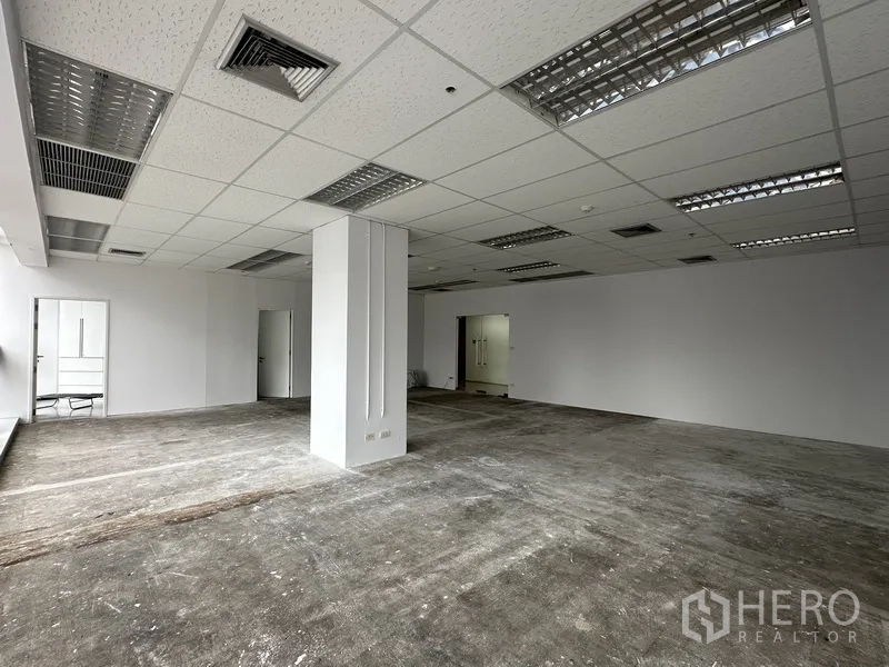 ออฟฟิศ for rent in Watthana, Bangkok - พื้นที่กว้างพร้อมช่องลมแอร์บนฝ้าและประตูเข้าออก