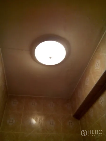 อาคารพาณิชย์ ให้เช่าในPhra Khanong, Bangkok - โคมไฟเพดานสว่างในห้องน้ำ