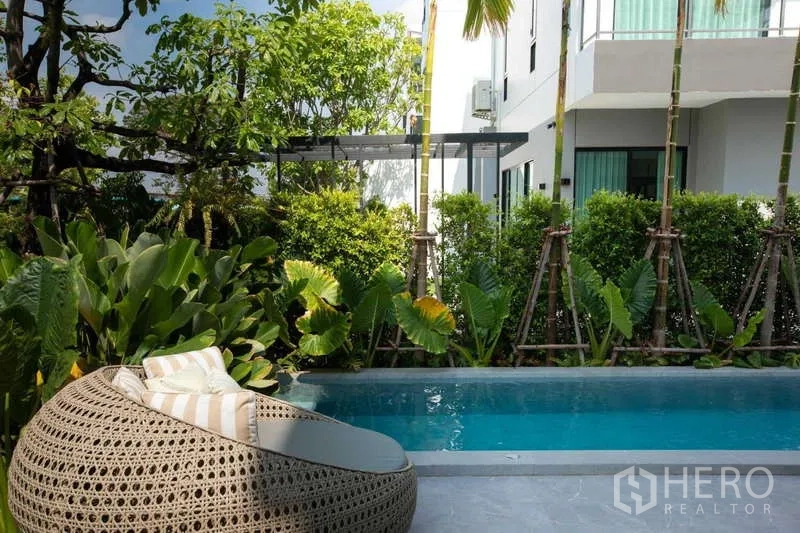 บ้าน ให้เช่าหรือขายในLat Krabang, Bangkok - สระว่ายน้ำส่วนตัว รายล้อมด้วยสวนทรอปิคัลและเดย์เบดหวาย