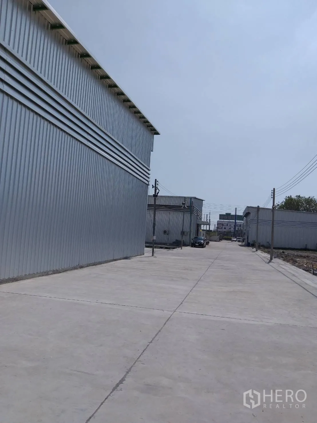 คลังสินค้า ให้เช่าในBang Phli, Samut Prakan - ถนนคอนกรีตกว้างภายในโครงการอุตสาหกรรม