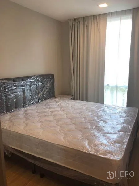 คอนโด for ในWatthana, Bangkok - ห้องนอนที่สองพร้อมเตียงควีน หน้าต่างสูงจรดเพดาน และโทนสีเรียบสงบ