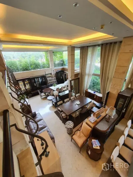 พื้นที่ขายปลีก ให้เช่าในWang Thonglang, Bangkok - มุมมองจากชั้นลอยลงสู่โชว์รูมกว้าง โต๊ะรับประทานอาหาร ผ้าม่านสูง และหน้าต่างขนาดใหญ่