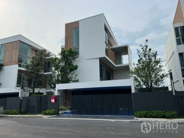 独立式住宅 出租或出售在Saphan Sung, Bangkok - 街景视角的当代独栋住宅，高挑立面与私家庭院门。