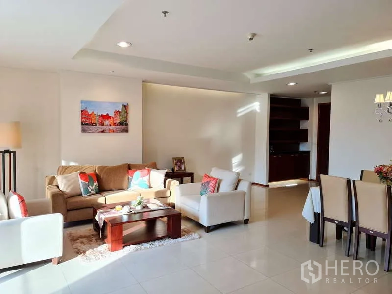 อพาร์ทเมนท์ ให้เช่า - พื้นที่นั่งเล่นและรับประทานอาหารแบบโอเพ่น พร้อมไฟฝังฝ้าและพื้นกระเบื้องเงา