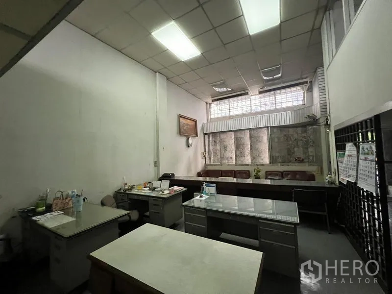 店屋 出售 - 后部办公室，多张办公桌与高窗