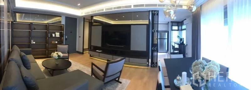 คอนโด ให้เช่าในWatthana, Bangkok - ภาพพาโนรามาของโถงนั่งเล่น–รับประทานอาหาร ผนังทีวีขนาดใหญ่และหน้าต่างสว่าง