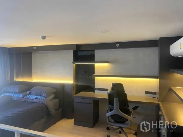 公寓 出租或出售在Sathon, Bangkok - 夹层卧室配内置书桌与暖色灯带。