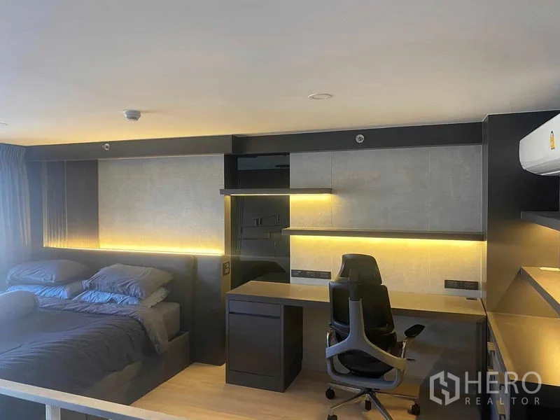 公寓 出租或出售在Sathon, Bangkok - 夹层卧室配内置书桌与暖色灯带。