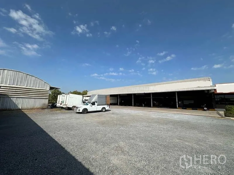 คลังสินค้า ให้เช่าในLam Luk Ka, Pathum Thani - ลานจอดรถโรยหินพร้อมหลังคายาวสำหรับรถฟลีทและบริการ