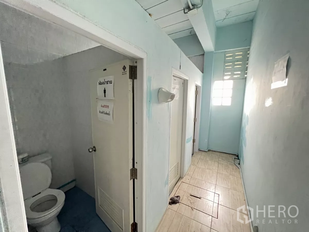 คลังสินค้า ให้เช่าในKhlong Sam Wa, Bangkok - โถงหน้าห้องน้ำปูพื้นกระเบื้อง แยกห้องสุขาเป็นสัดส่วน
