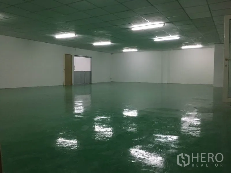 โรงงาน ให้เช่าในLam Luk Ka, Pathum Thani - ฮอลล์ผลิตงานพื้นอีพ็อกซี่สีเขียว กำแพงสีขาว และไฟฟลูออเรสเซนต์