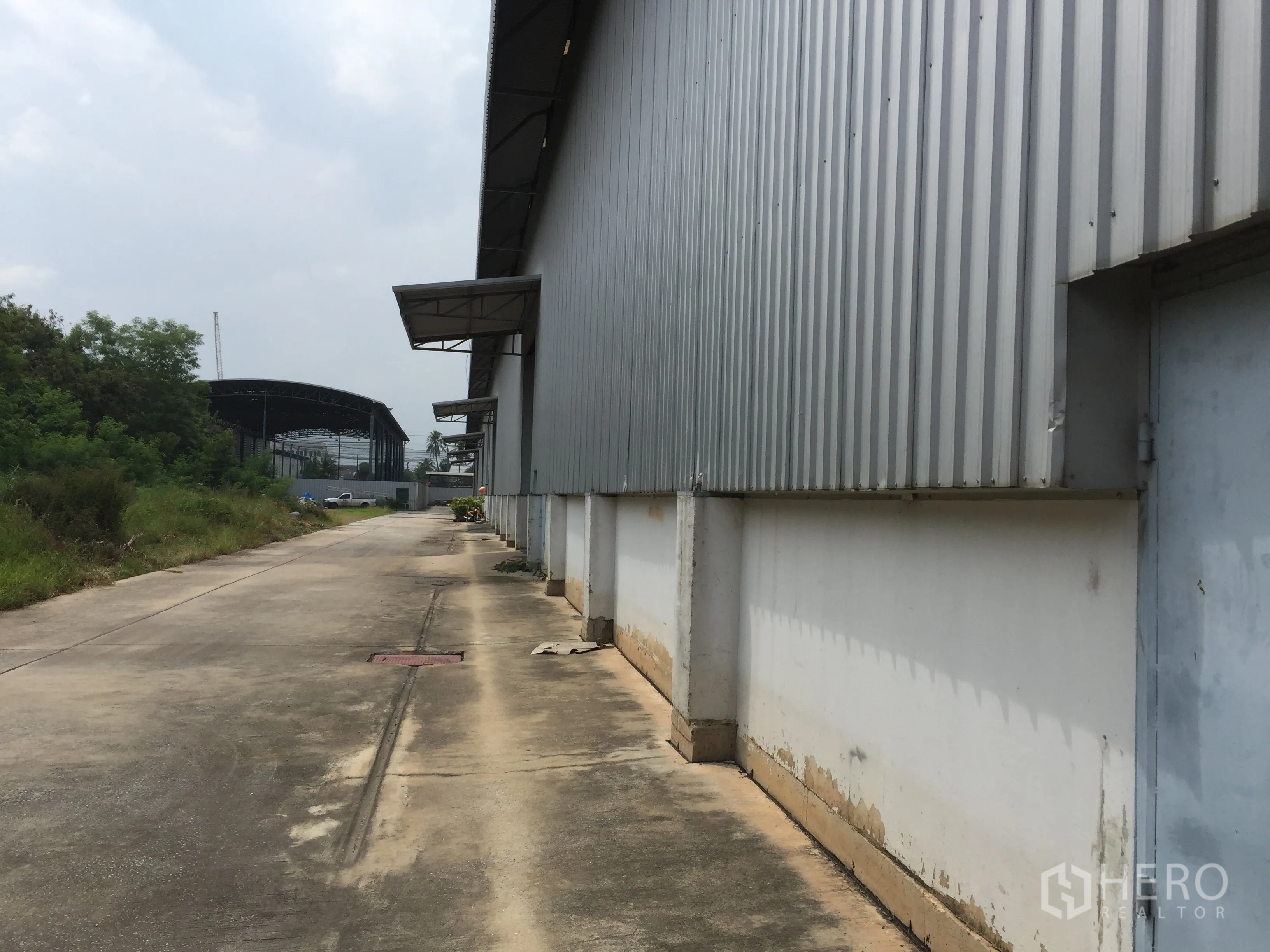 工厂 出租在Khlong Luang, Pathum Thani - 沿工厂金属墙面的后勤通道与排水沟。