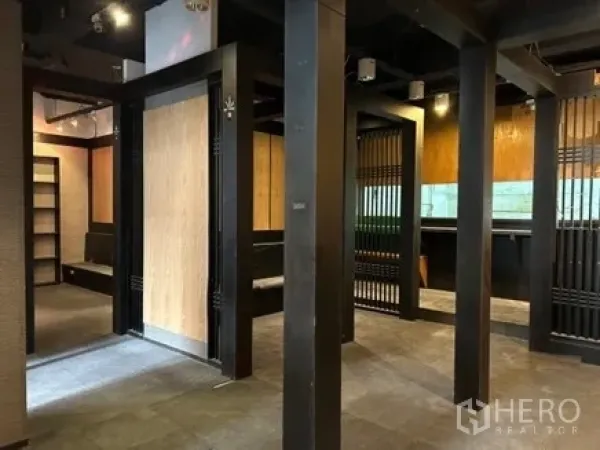 零售空间 出租在Bang Rak, Bangkok - 分隔成包厢式的零售空间，木质点缀与顶灯，适合快速装修。