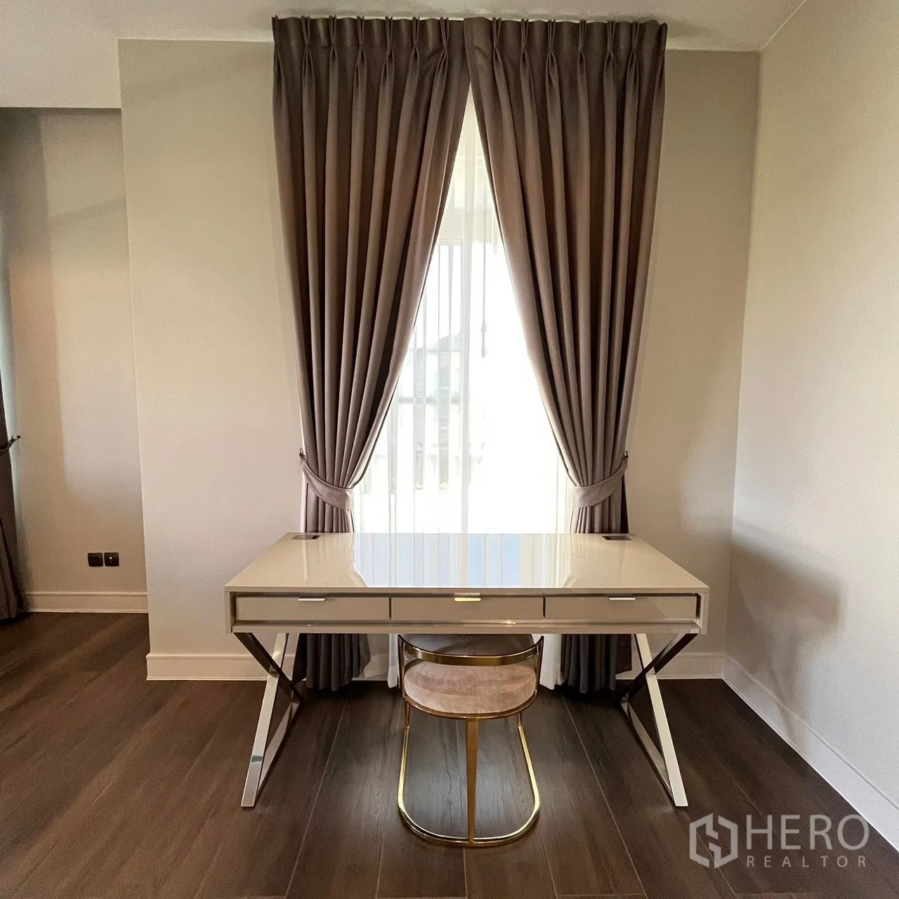 บ้าน ให้เช่าหรือขายในBang Khen, Bangkok - มุมทำงานขนาดกะทัดรัด โต๊ะติดหน้าต่างและผ้าม่านทึบ