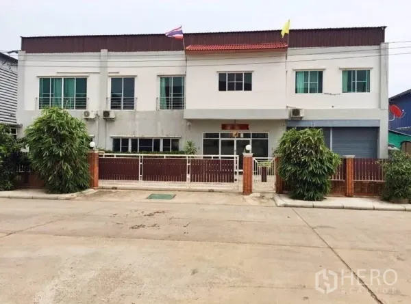 คลังสินค้า ขายในMueang Samut Sakhon, Samut Sakhon - มุมมองด้านหน้าโกดังสองชั้น พร้อมรั้วและที่จอดรถ ในเขตเมืองสมุทรสาคร