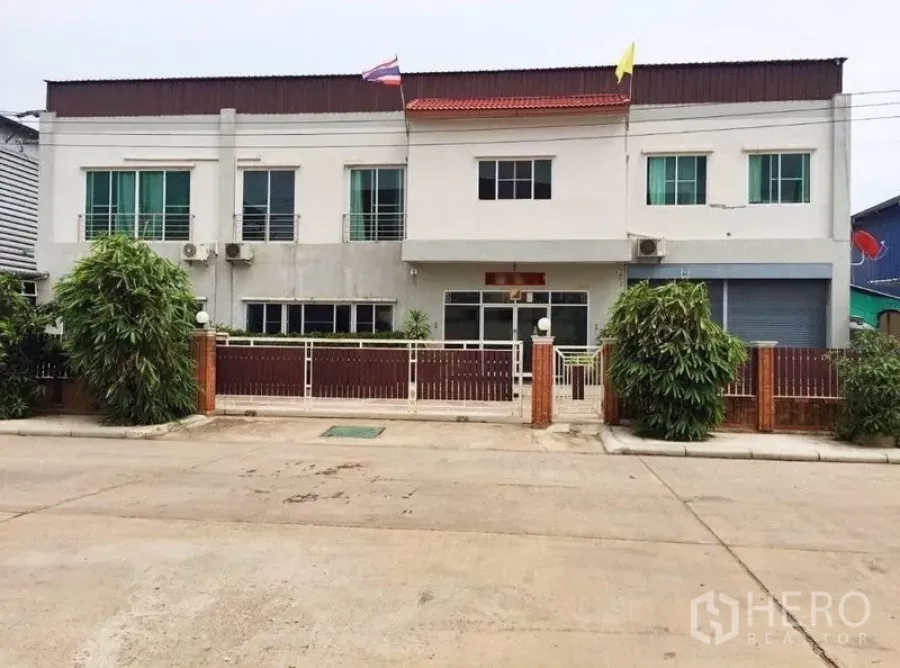 คลังสินค้า ขายในMueang Samut Sakhon, Samut Sakhon - มุมมองด้านหน้าโกดังสองชั้น พร้อมรั้วและที่จอดรถ ในเขตเมืองสมุทรสาคร