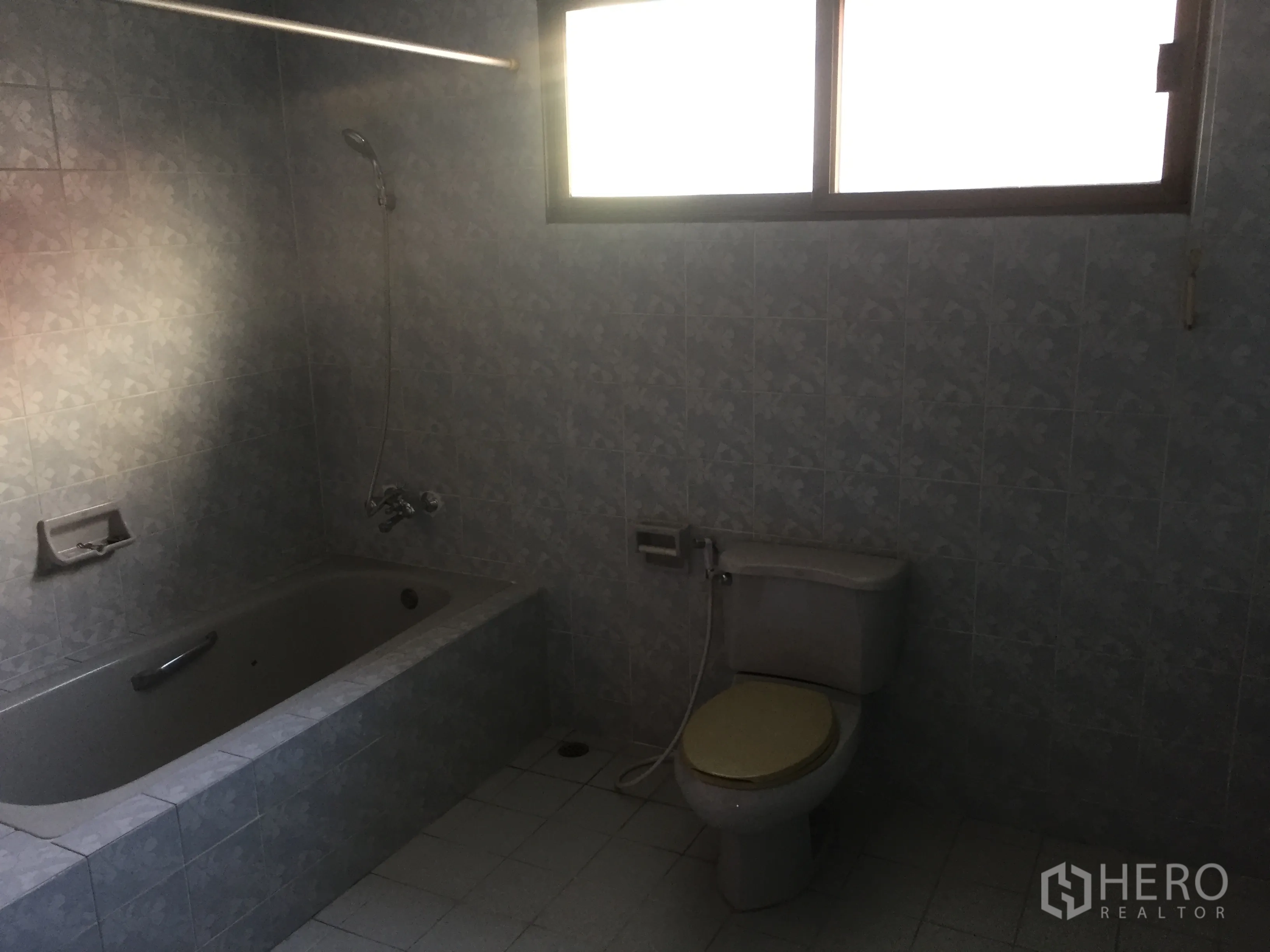 สำนักงานที่บ้าน ขายในWatthana, Bangkok - ห้องน้ำมีอ่างอาบน้ำ โถสุขภัณฑ์ และฝักบัว ผนังกระเบื้องลายฟ้า หน้าต่างฝ้า.