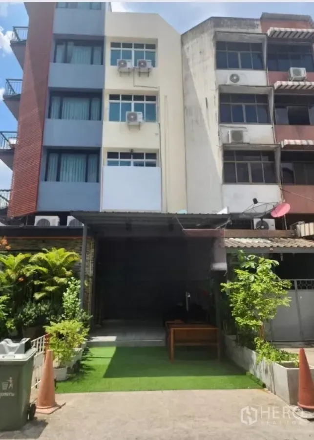 อาคารพาณิชย์ ให้เช่าในKhlong Toei, Bangkok - ด้านหน้าอาคารพาณิชย์ 4 ชั้นครึ่งพร้อมแอร์หลายเครื่องและลานหน้าบ้านสีเขียวในคลองเตย