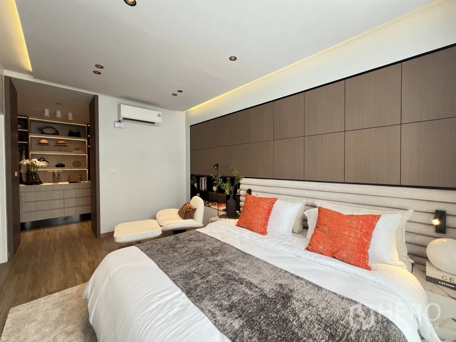 Townhouse for rent in Mueang Samut Prakan, Samut Prakan - Master bedroom leading to generous walk-in closet with accent lighting.