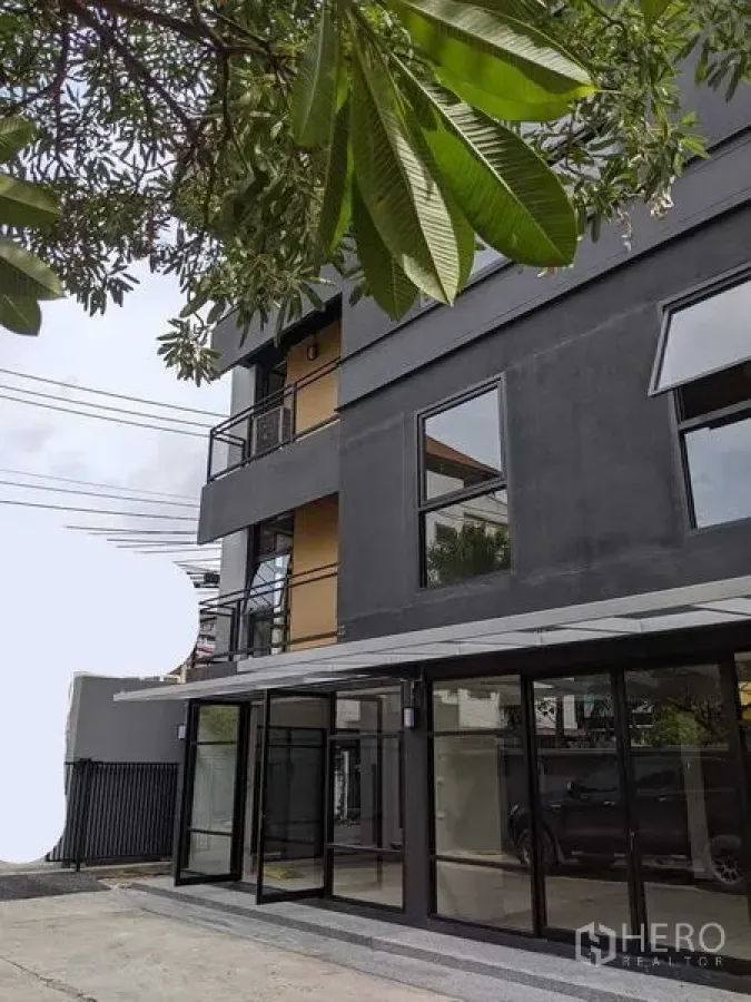 สำนักงาน ให้เช่า - ทางเข้าอาคารติดถนน กระจกเต็มสูงจรดพื้น พร้อมระเบียงขนาดเล็ก