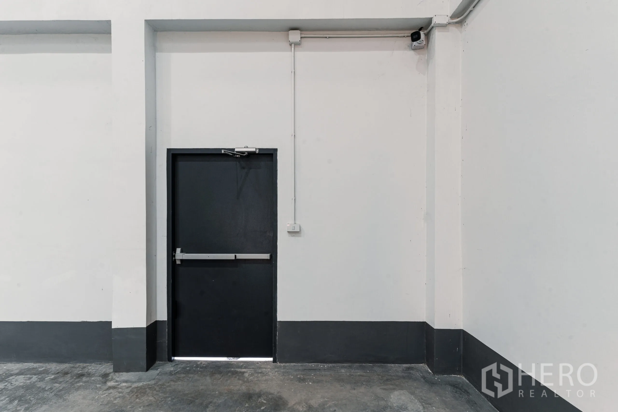 คลังสินค้า ให้เช่าในMueang Samut Sakhon, Samut Sakhon - ประตูหนีไฟเหล็กพร้อมกล้องวงจรปิดบนผนังภายในโกดัง