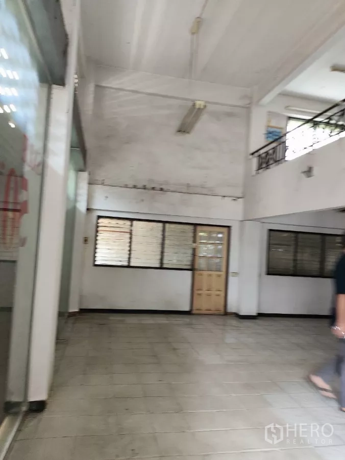 Shophouse for rent in Bueng Kum, Bangkok - Open interior space with high ceiling and ventilation windows for production or office use.