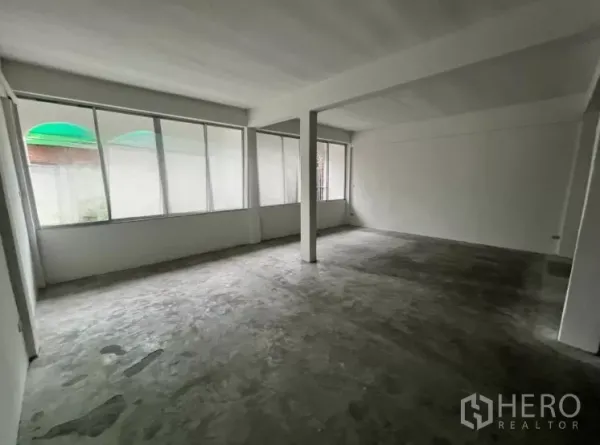 店屋 出租在Watthana, Bangkok - 宽敞楼层，双面大窗与平整水泥地面。