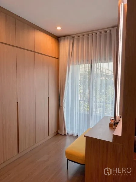 独立式住宅 出售 - 步入式衣柜走廊，整墙衣柜与梳妆凳靠近阳台门