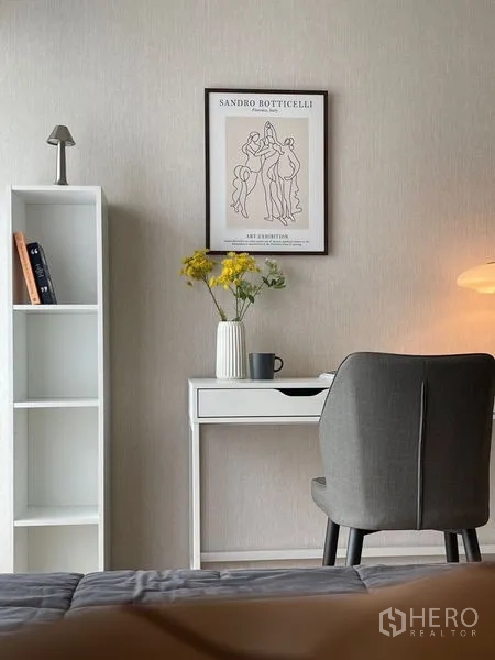 คอนโด ให้เช่าในWatthana, Bangkok - มุมทำงานที่บ้าน โต๊ะ เก้าอี้ และชั้นวางข้างภาพแขวนผนัง