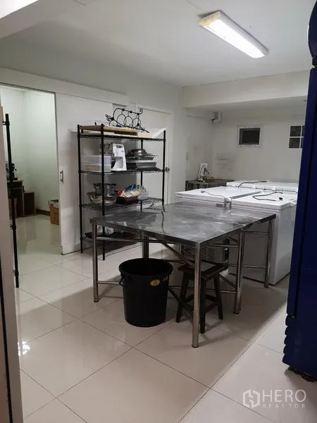 零售空间 出租在Khlong Toei, Bangkok - 后场不锈钢备餐室，配有置物架与设备