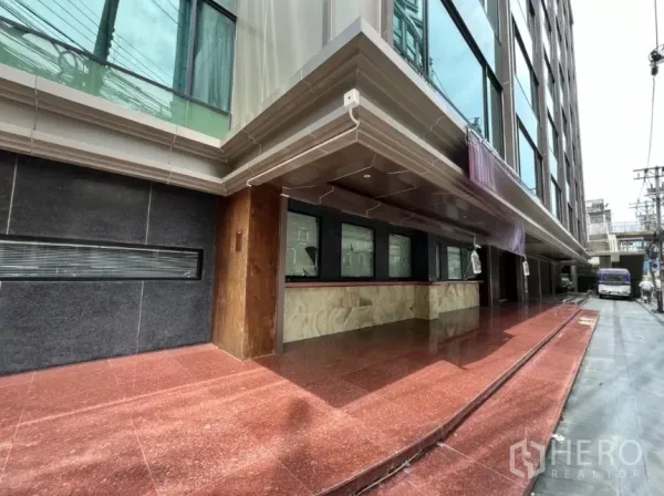 พื้นที่ขายปลีก ให้เช่าในKhlong Toei, Bangkok - มุมอาคารพื้นที่ค้าปลีก มีกันสาดยาว กระจกโชว์สินค้า และทางเท้ากว้าง