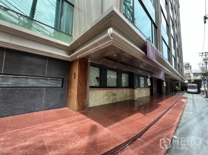 พื้นที่ขายปลีก ให้เช่าในKhlong Toei, Bangkok - มุมอาคารพื้นที่ค้าปลีก มีกันสาดยาว กระจกโชว์สินค้า และทางเท้ากว้าง