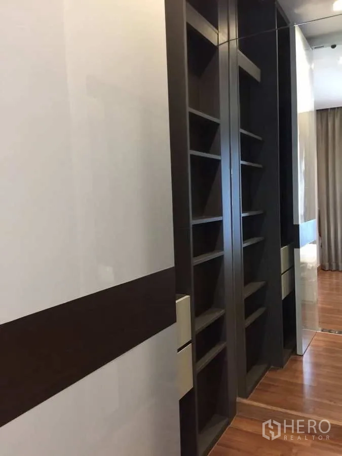 公寓 出售在Huai Khwang, Bangkok - 定制衣柜与开放层架，收纳空间充足。