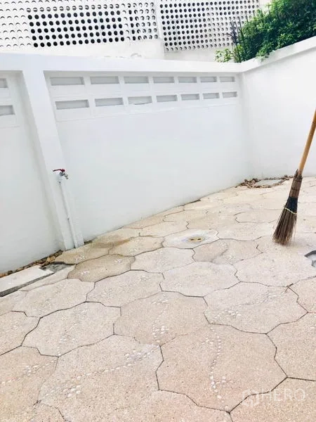 สำนักงานที่บ้าน ให้เช่าในKhlong Toei, Bangkok - ลานปูพื้นส่วนตัว กำแพงสีขาวรอบบ้าน พร้อมก๊อกน้ำภายนอก