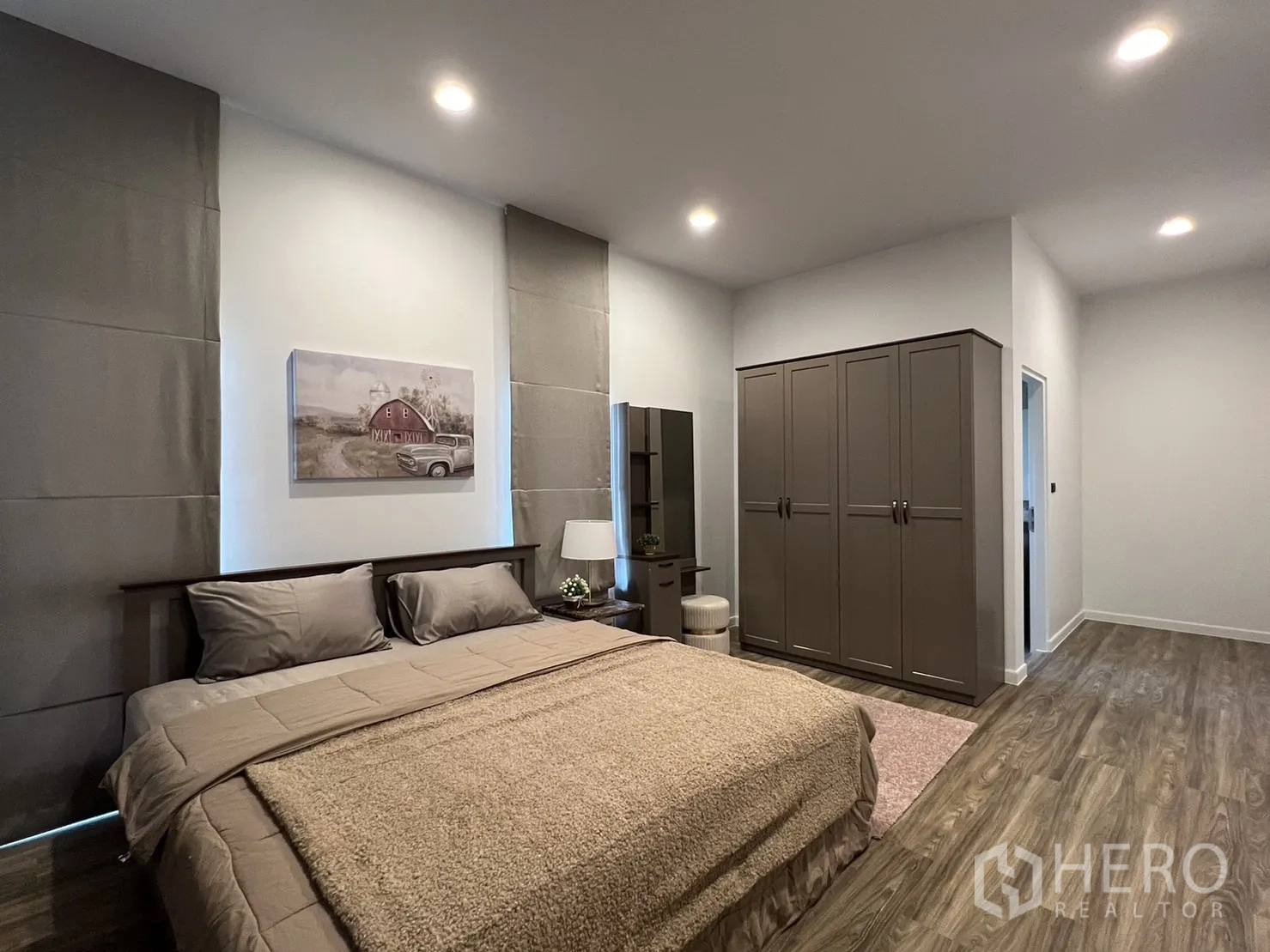 บ้าน ให้เช่าในBang Kapi, Bangkok - อีกมุมของห้องนอนที่สอง เห็นผ้าม่าน โต๊ะคอนโซล และแสงธรรมชาติ