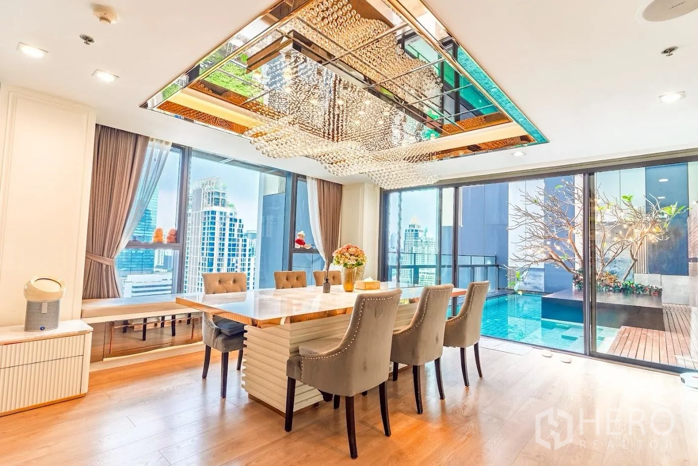 คอนโด for sale in Sathon, Bangkok - ห้องทานอาหารพร้อมโคมแชนเดอเลียร์ เปิดออกสู่สระว่ายน้ำส่วนตัวและวิวสกายไลน์
